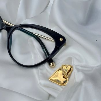 Retro– Cateye or aviator frames can both create an instant retro vibe
