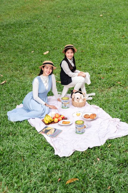 Review Chi Tiết Sự Thật Về Macca Úc Từ Người Dùng Đánh Giá 3 A joyful mother and daughter have a picnic on a sunny day in Phnom Penh, Cambodia.