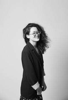 一位戴眼镜的年轻女子，展示出兼具黑色与白色风格的优雅肖像