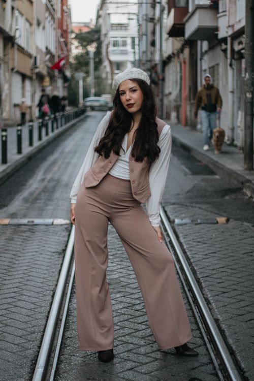 Free Chic woman in stylish outfit poses confidently on a bustling street in Istanbul, Türkiye. Stock Photo