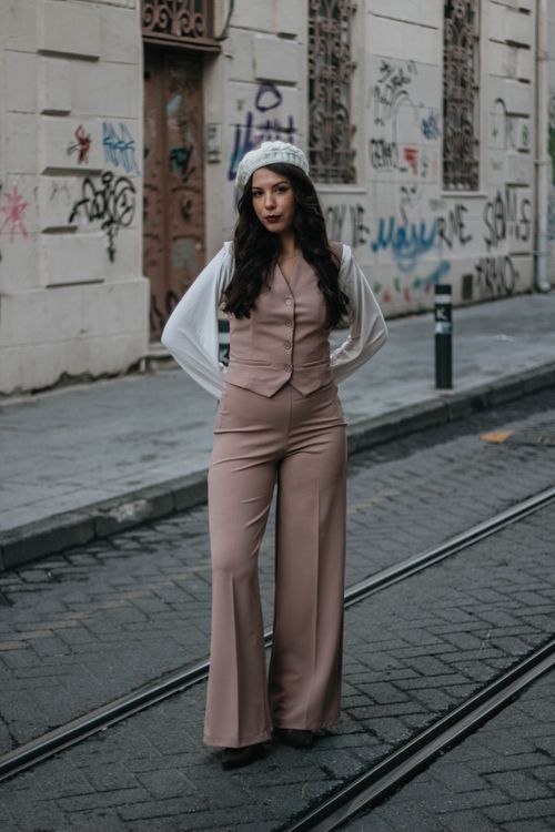 Free Fashionable woman poses confidently on an urban street in Istanbul, surrounded by graffiti. Stock Photo