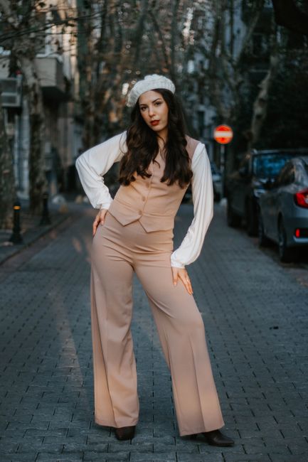 Mũ beret len và áo gile khoác ngoài áo tay bồng, tất cả trong tông nâu nhạt dịu.
#hômnaymặcgì #tan #vest #beret