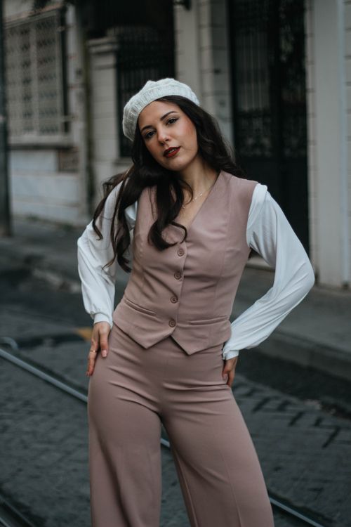 Free A fashionable woman poses stylishly on a street in Istanbul, Türkiye, wearing a retro outfit. Stock Photo