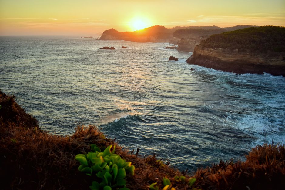 rekomendasi pantai selatan jawa dengan ombak dan pemandangan terbaik