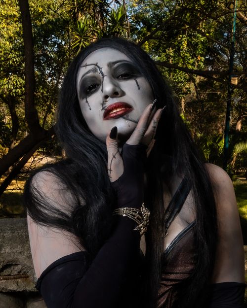 Free Eerie gothic portrait with surreal makeup in a wooded setting, capturing fantasy and horror ambience. Stock Photo