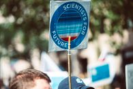 纽伦堡的抗议者以“未来的科学家”为标志，倡导气候行动
