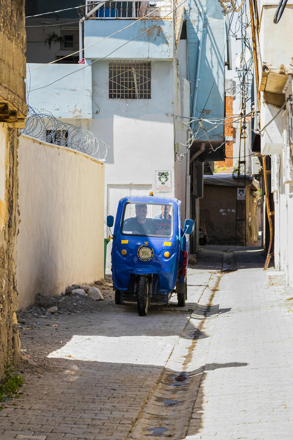 Blue Motorized Rickshaw in Narrow Urban Alleyway · Free Stock Photo