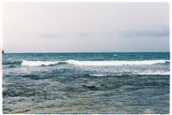 宁静的海滩上，波浪温柔，海平线广阔
