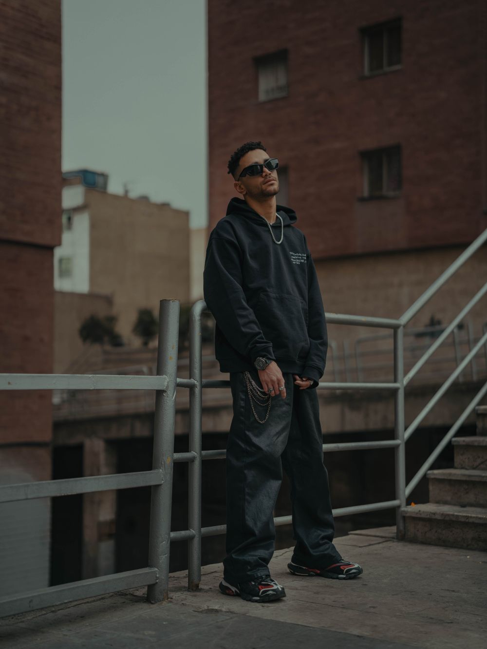 Hombre con hoodie negro en ciudad