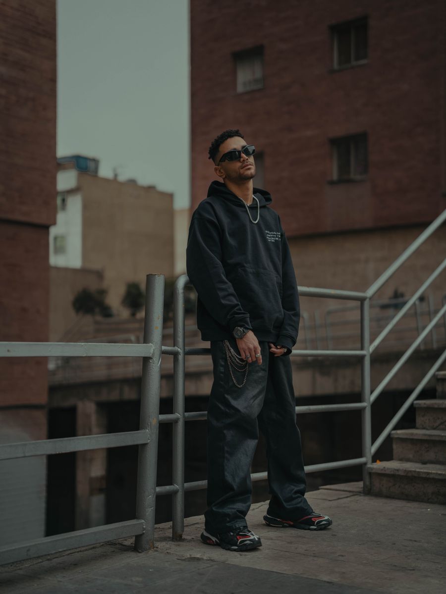 Hombre con hoodie en entorno urbano