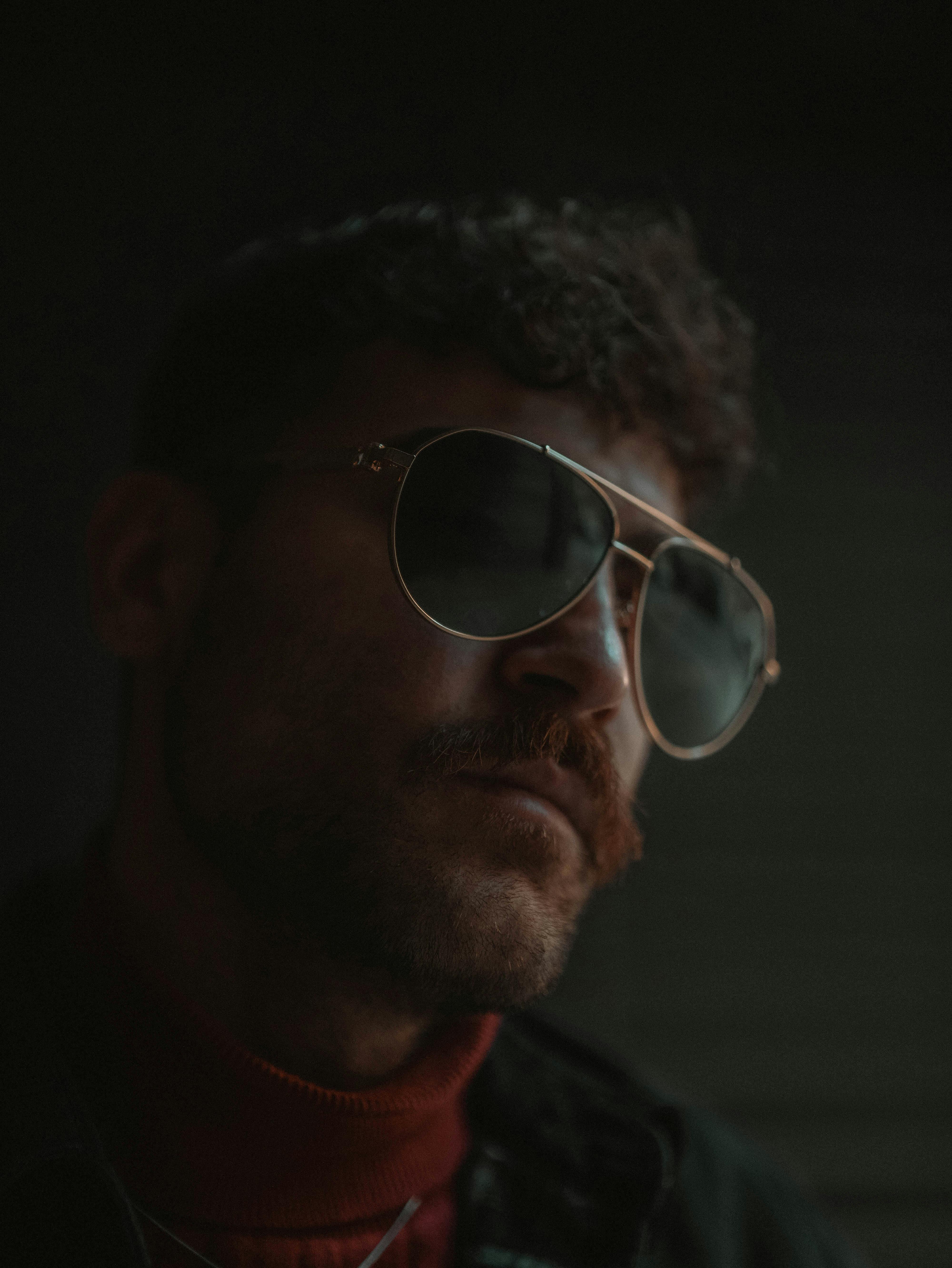 gratis Boeiend portret van een man met een zonnebril, met een sfeervolle uitstraling. Stockfoto