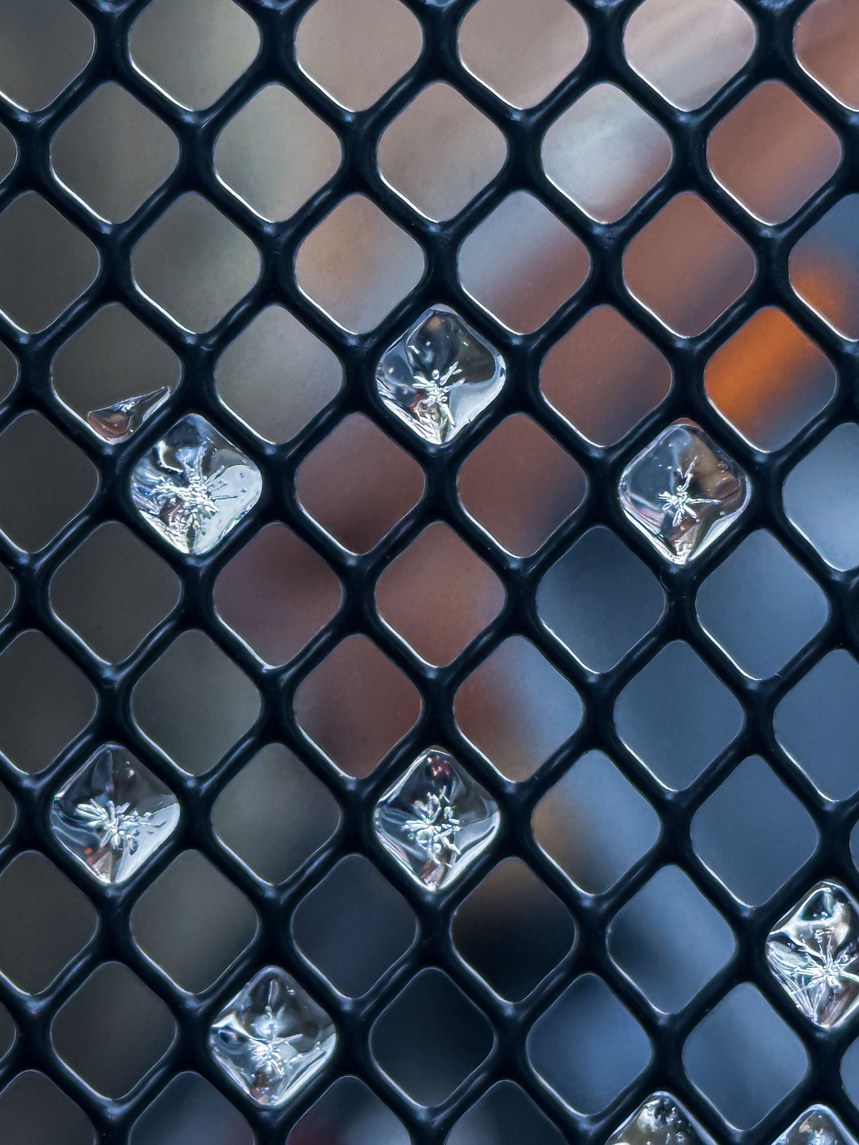 Crystalline frost patterns representing silicate lattice formation