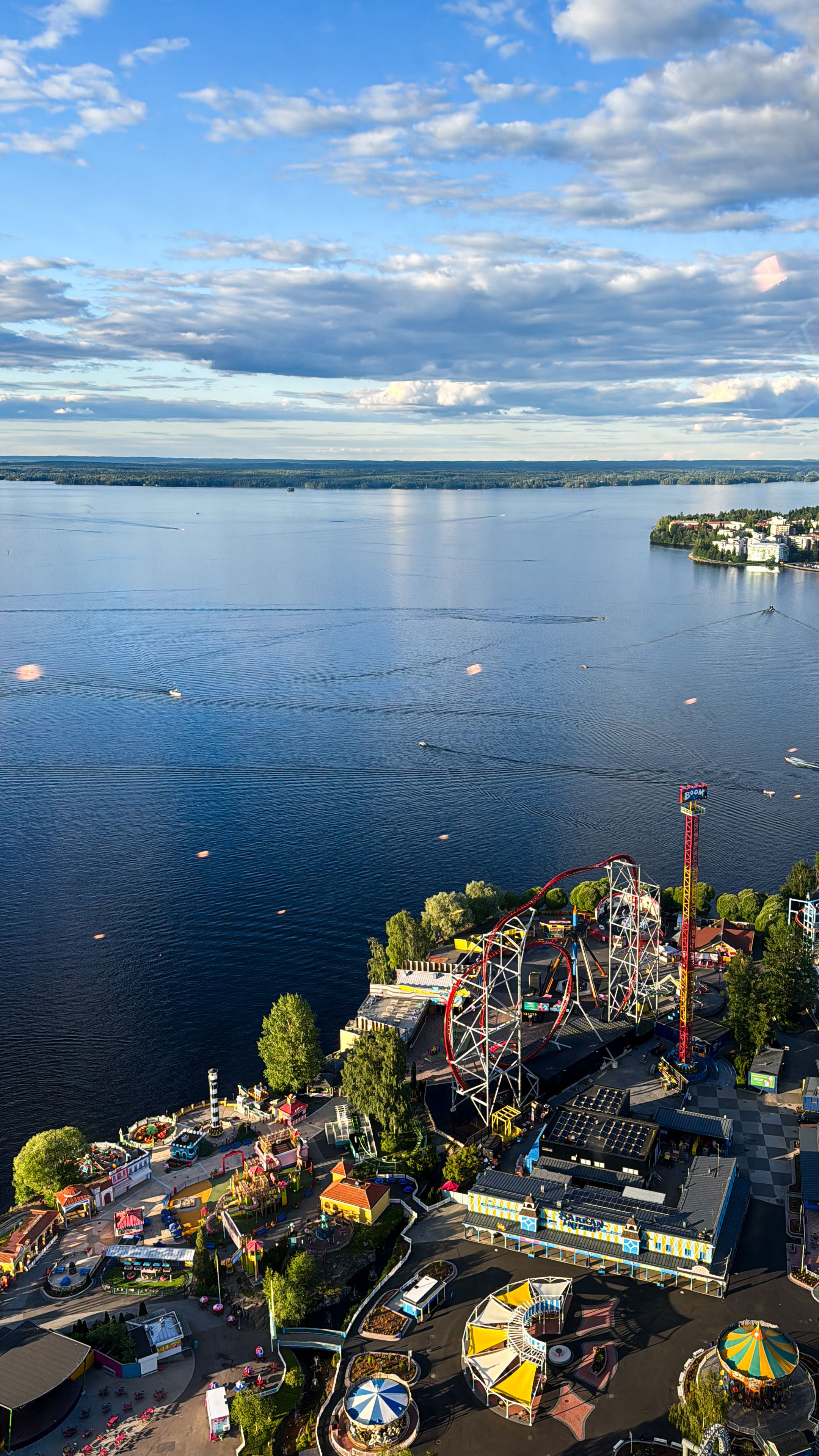 Gratis Un'emozionante prospettiva aerea del parco divertimenti di Tampere lungo la pittoresca riva del lago. Foto a disposizione