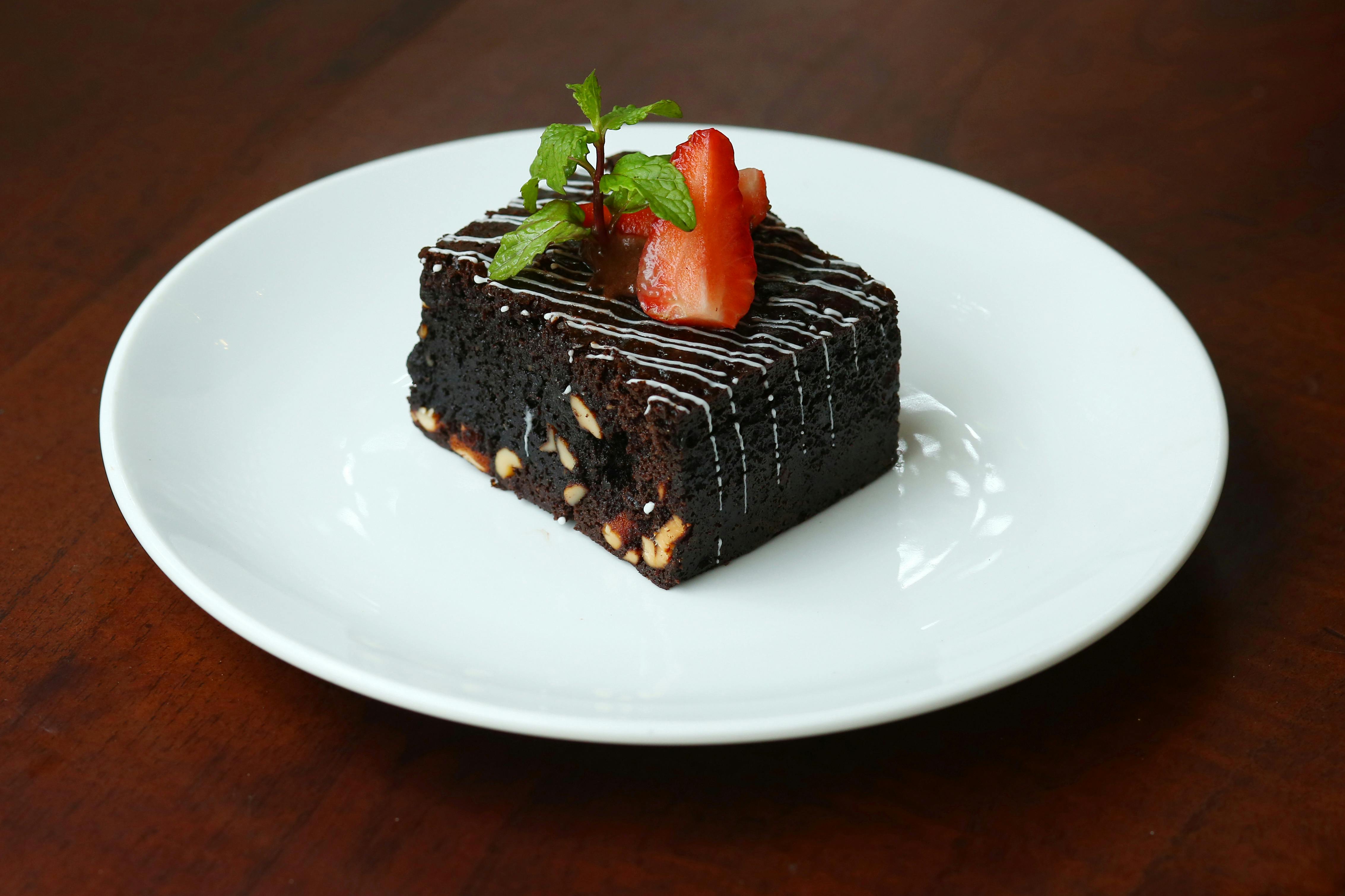 Brownie De Xocolata Decadent Amb Maduixes · Foto d'estoc gratuïta
