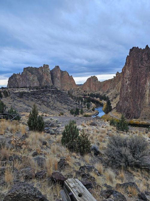 Free Dramatic landscape of Smith Rock State Park with rugged cliffs and a winding river. Stock Photo