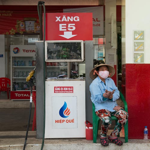 Ingyenes stockfotó ázsiai nő, benzin, benzinkút témában Stockfotó