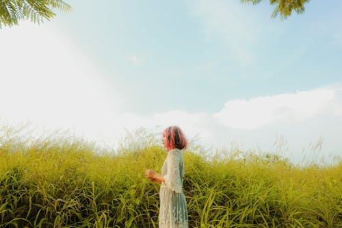 Femme Debout à Côté De L'herbe