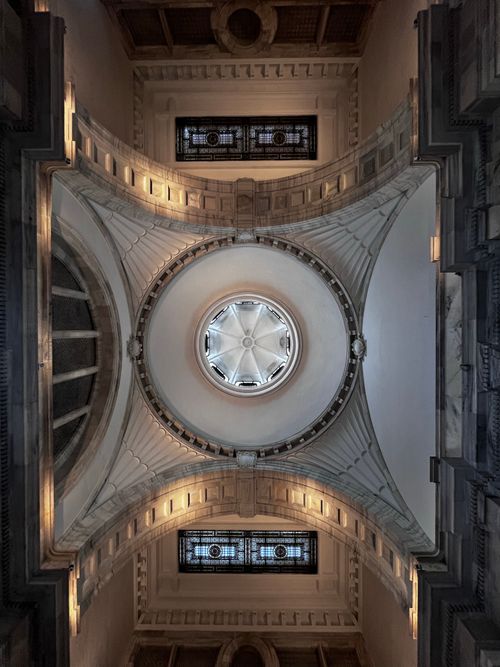 Free Capture of an ornate Victorian-style dome ceiling at a historic site in Kolkata, India. Stock Photo