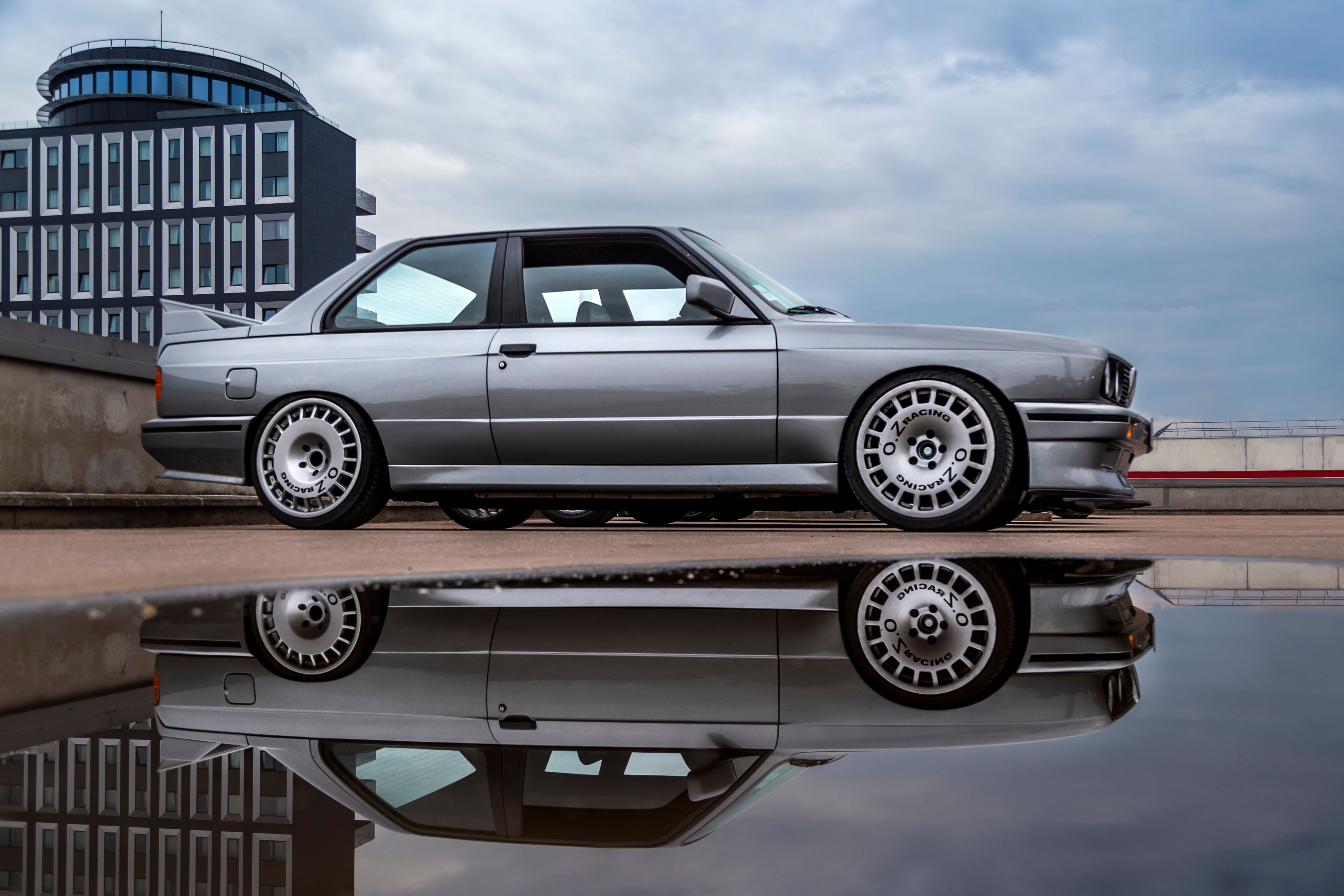 Vintage Grey Car Reflecting in Urban Setting · Free Stock Photo