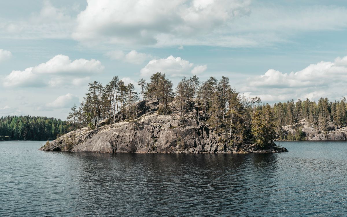 Insulă împădurită într-un lac finlandez