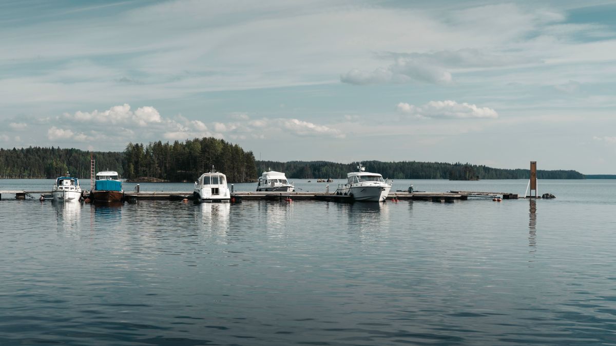 Port mic cu bărci pe malul unui lac finlandez