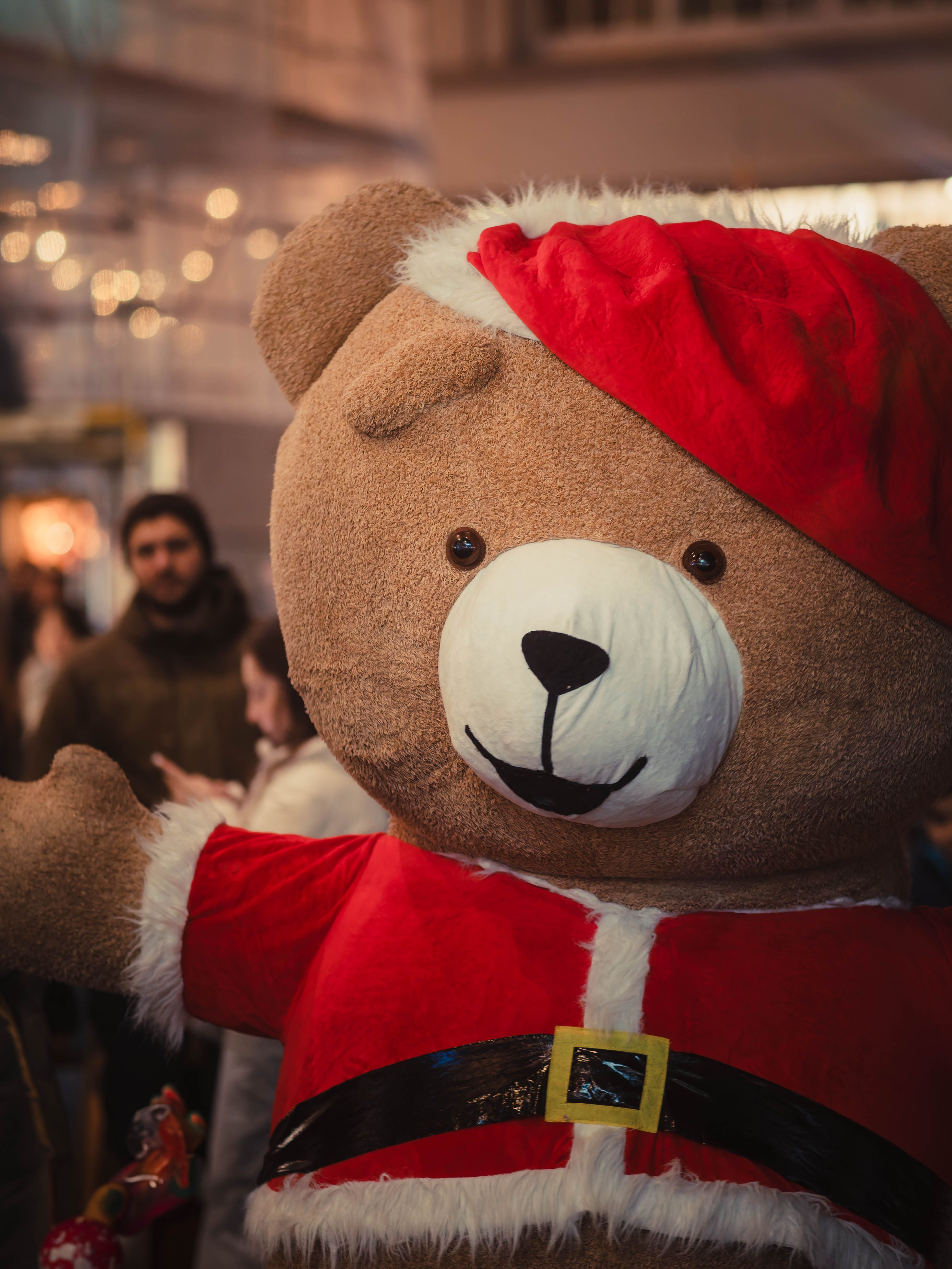 Oso De Peluche Gigante Disfrazado De Papá Noel En Un Evento Festivo ...