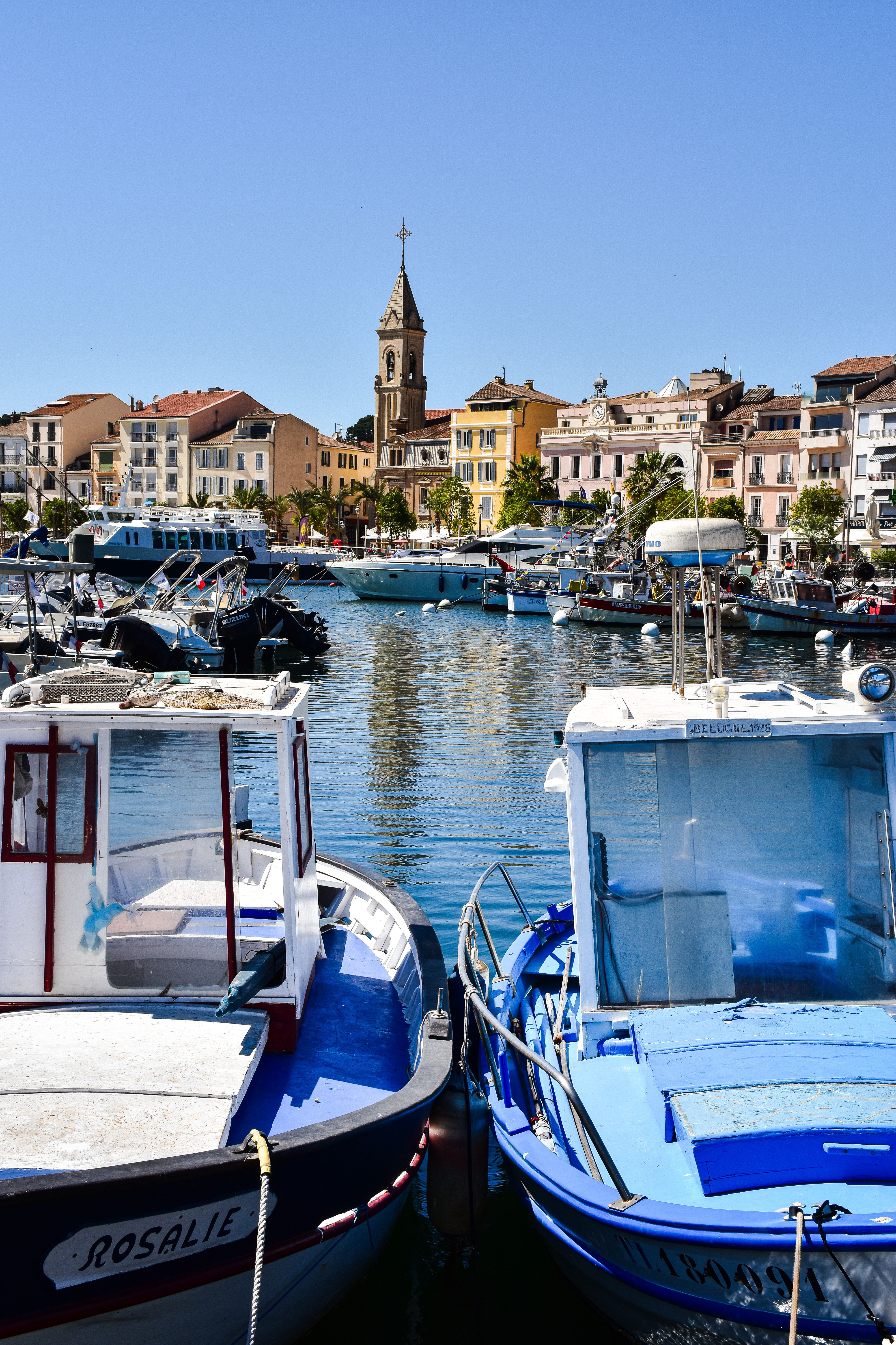 Port de S&egrave;te &mdash; clocher et fa&ccedil;ades color&eacute;es sous le soleil