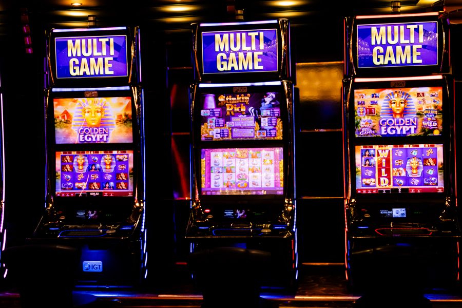 Barisan mesin slot bercahaya warna-warni di kasino