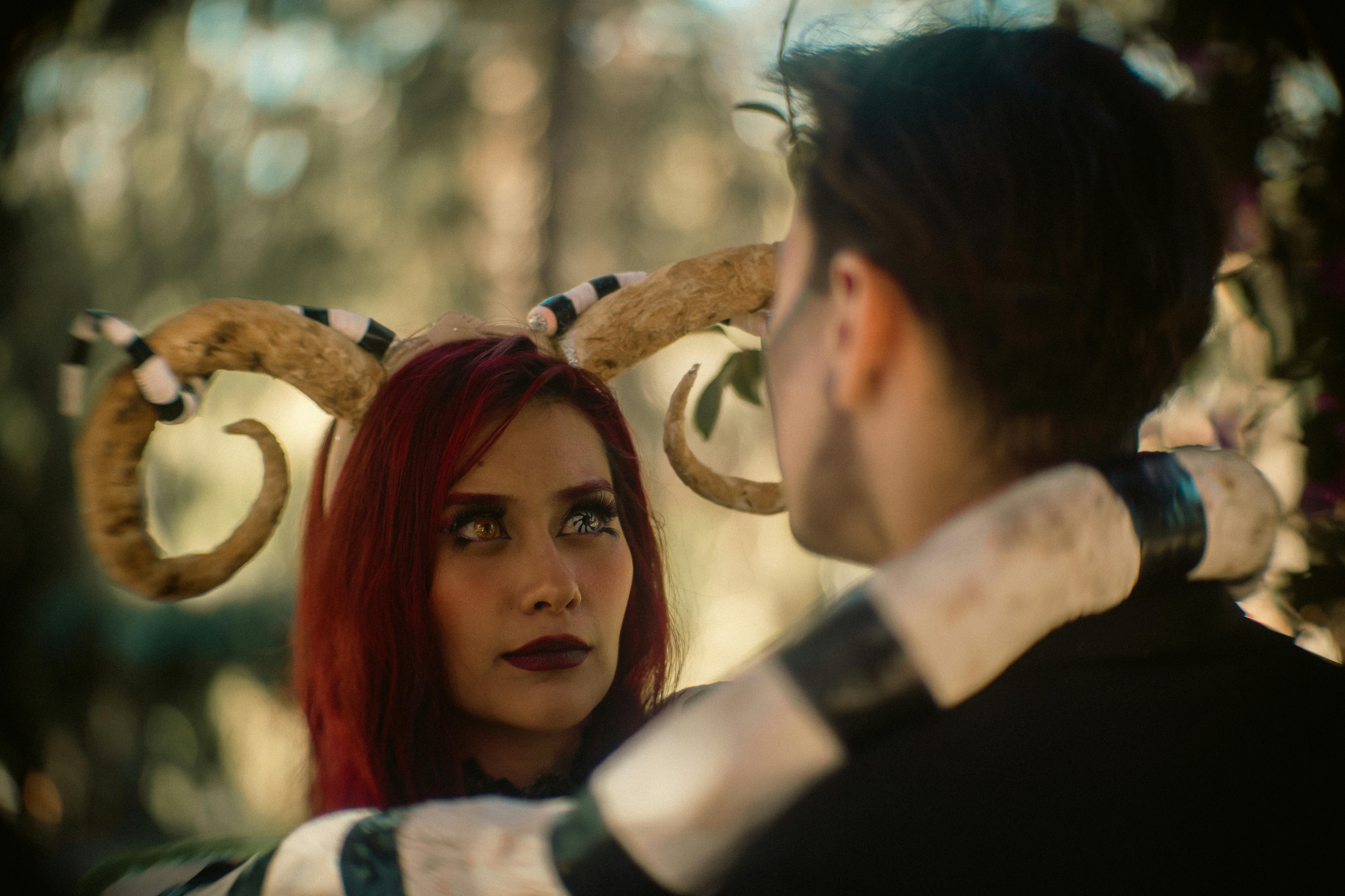 Gratuit Portrait artistique d'une femme avec une coiffe à cornes, mêlant fantaisie et réalité dans un décor extérieur. Photos