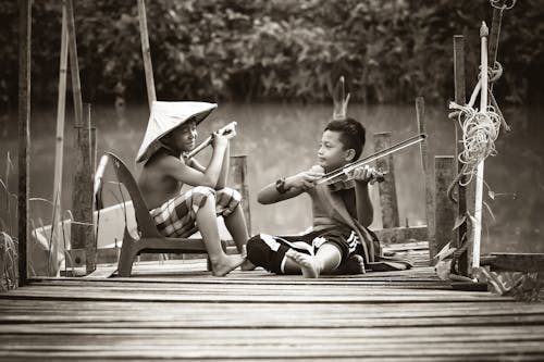 Free Два мальчика играют на музыкальных инструментах Stock Photo