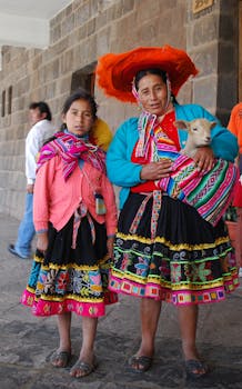 身着传统服装的妇女和儿童，怀抱羔羊，展现了文化遗产的活力