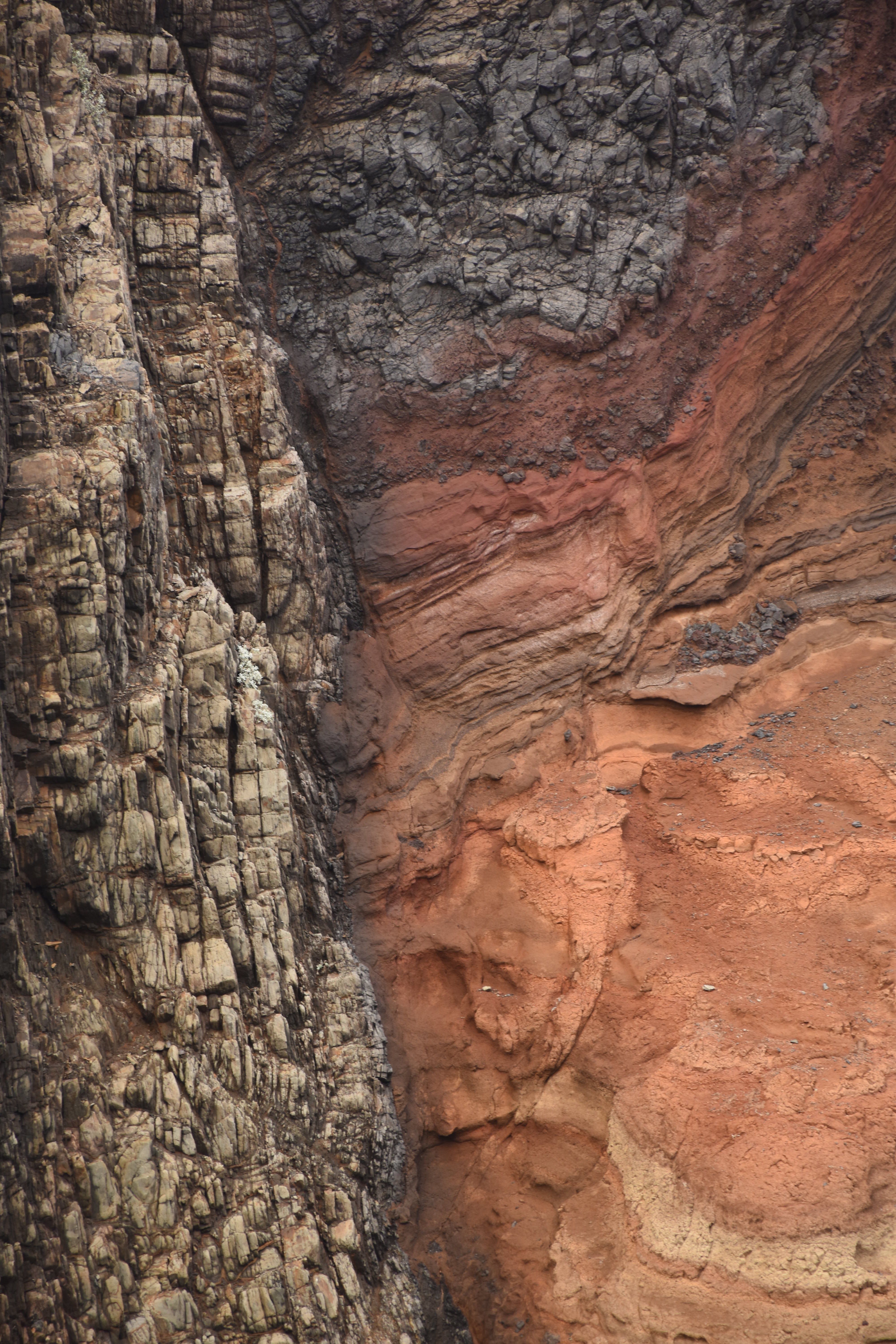 Gratis Una vista ravvicinata di una scogliera strutturata che mette in mostra distinti strati geologici in diverse tonalità terrose. Foto a disposizione