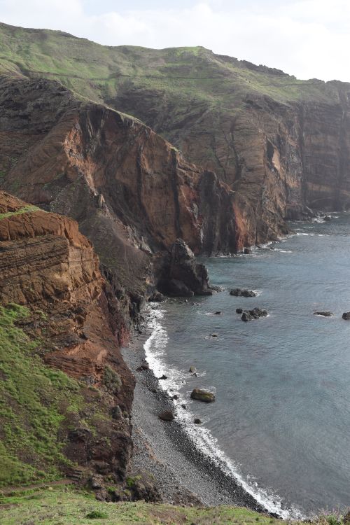 Free Explore the dramatic cliffs and rocky coastline of Madeira, offering breathtaking views and natural beauty. Stock Photo