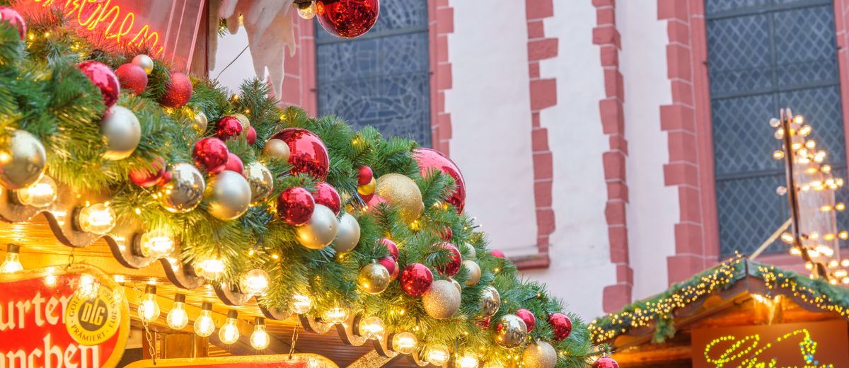 Un puesto adornado en un mercado navideño