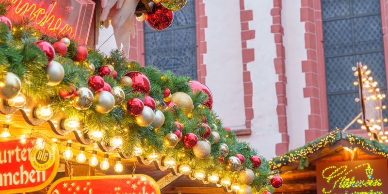 Un puesto adornado en un mercado navideño