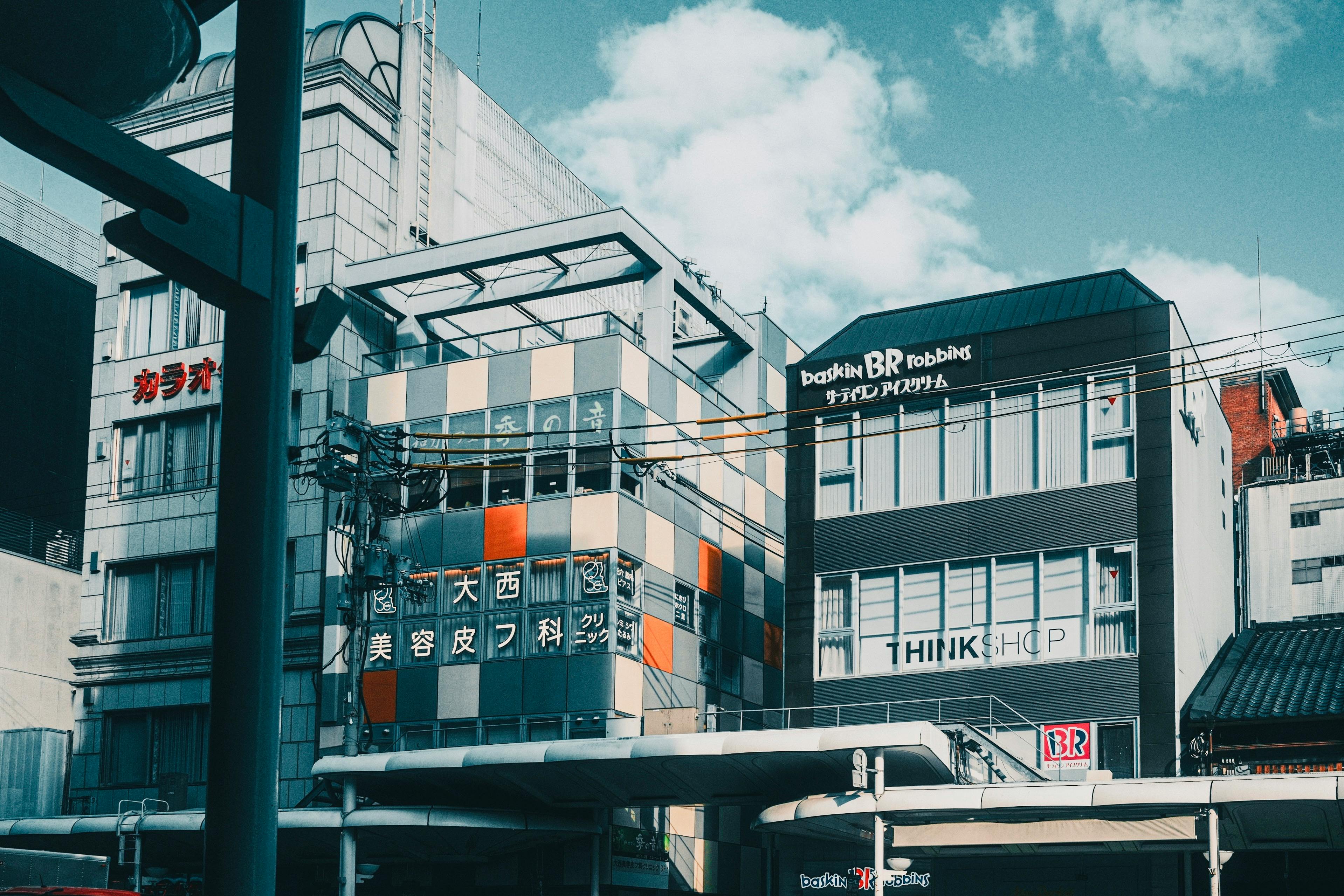 bezplatná Pohled z ulice na barevné budovy s obchody a podniky v Japonsku. Základová fotografie