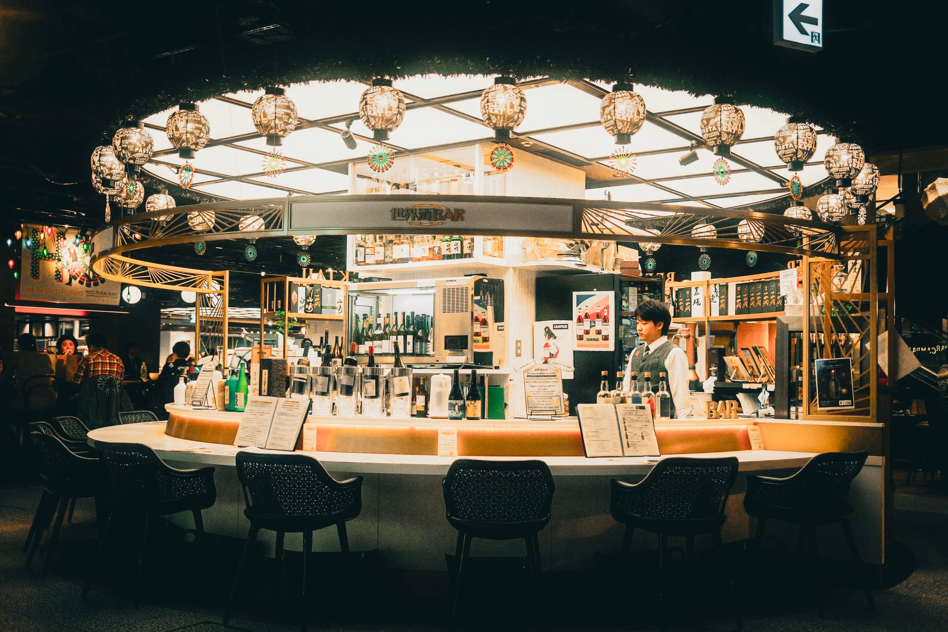 丁寧に接客するスタッフ、または落ち着いた雰囲気の店内インテリア。味以外の顧客体験を象徴する写真