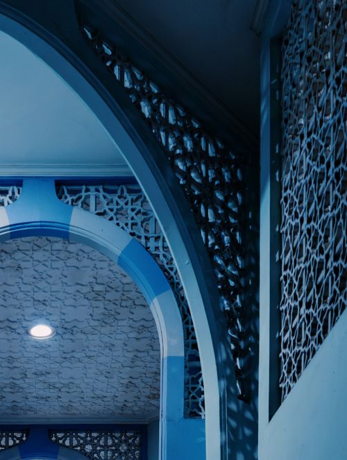 Free Blue and white geometric patterns inside an Indonesian mosque showcase Islamic architectural beauty. Stock Photo