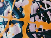 这幅动态抽象艺术品以橙蓝飞溅的色彩，展现了创意表达与能量