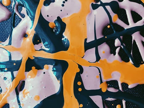 这幅动态抽象艺术品以橙蓝飞溅的色彩，展现了创意表达与能量