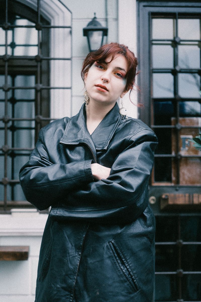 Léa en veste de cuir
