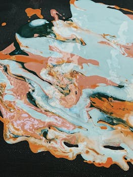 画布上展示着丰富多彩的抽象丙烯酸绘画，动态漩涡与纹理交织其中