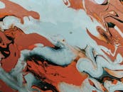 动态抽象绘画通过旋转的红色和蓝色图案，展现大胆的表现主义风格