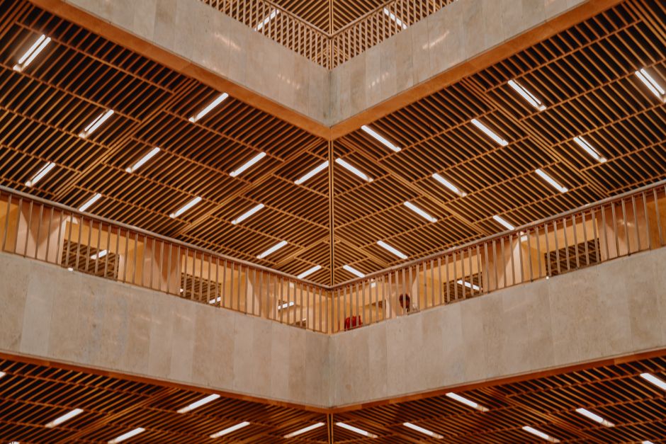 Impresionante interior arquitectónico con detalles de madera en Yakarta, Indonesia.