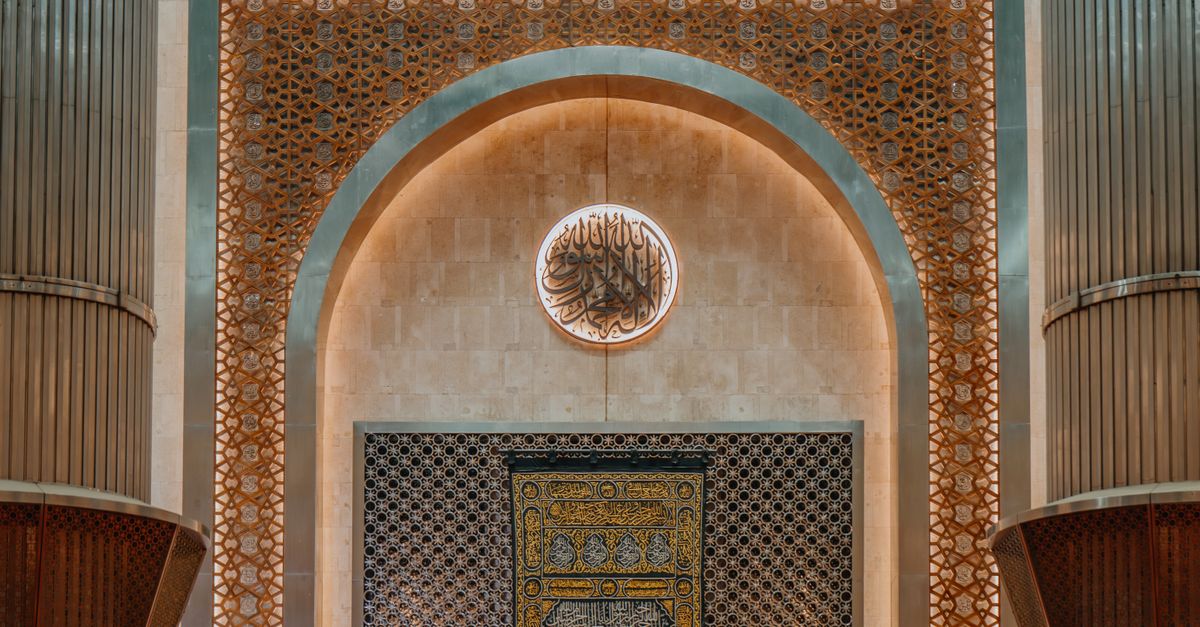 Rüyada İmam Görmek - Rüya Tabiri ve Anlamı - Worshippers gathered in the majestic Istiqlal Mosque, Jakarta, showcasing Islamic architecture.