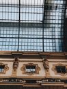 室内拍摄的华丽雕塑，从低角度展现了建筑天花板的优雅