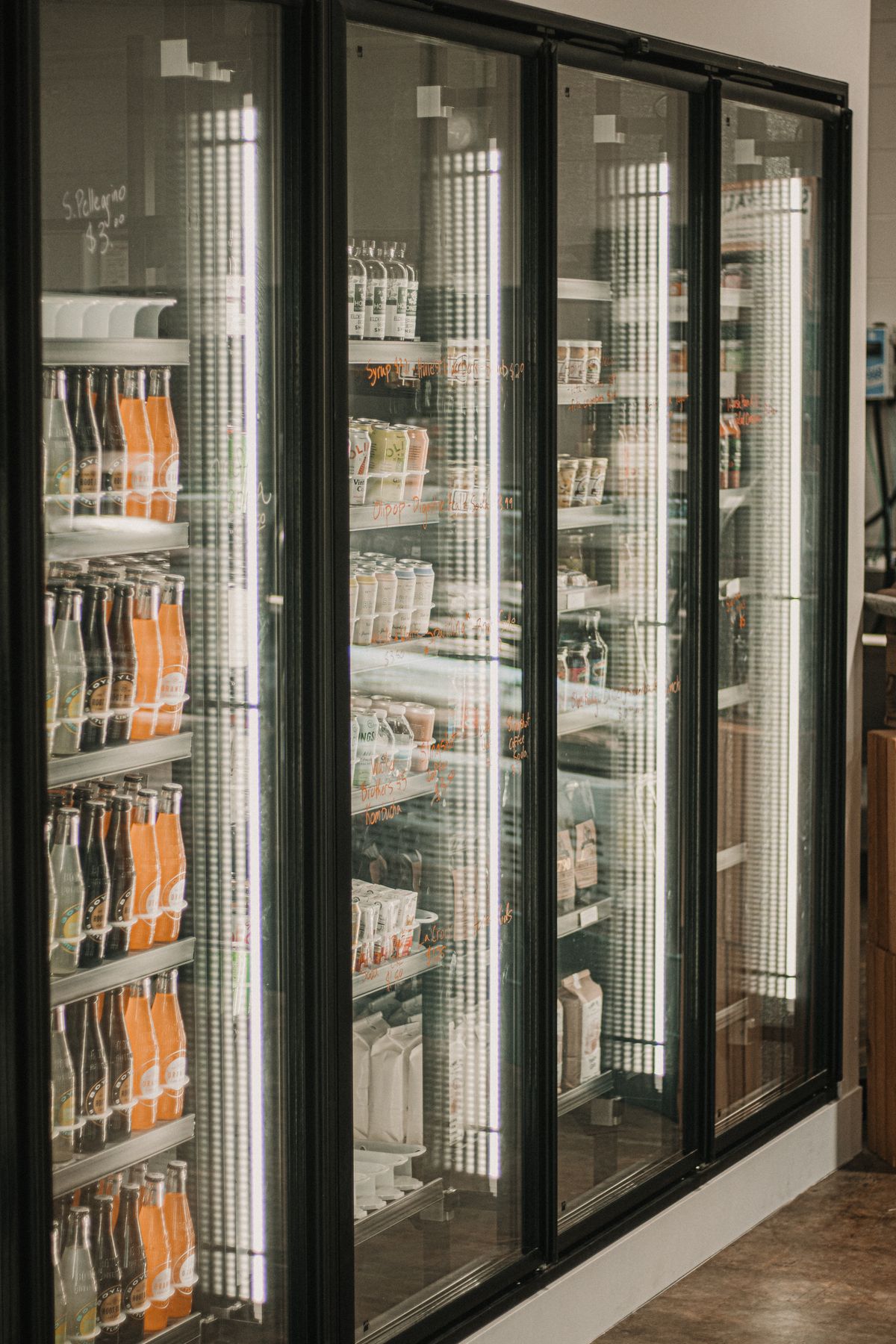 Vitrinas refrigeradas de puertas de cristal en un comercio