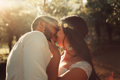 Безкоштовне стокове фото на тему «близькість, весілля, весільна сукня»