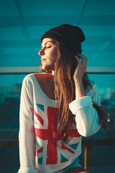 一位年轻女子在金色时刻于户外摆姿势