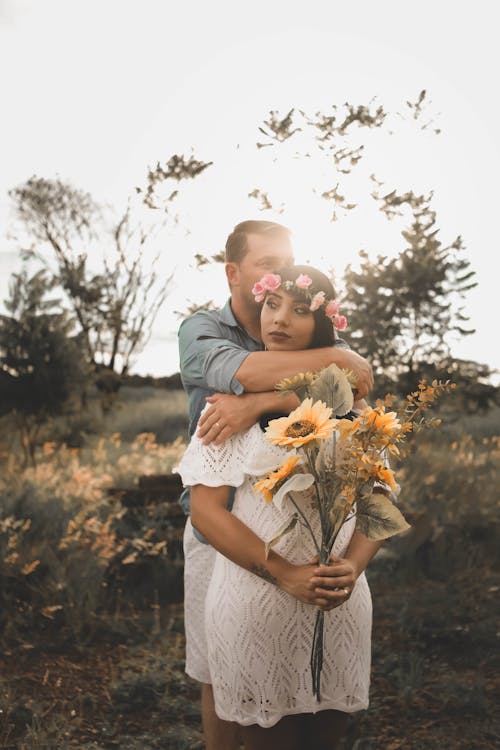 Ondiepe Focus Foto Man Knuffelen Vrouw Met Gele Bloemen